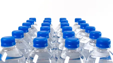 Un oraş american interzice comercializarea apei în sticle mici din plastic