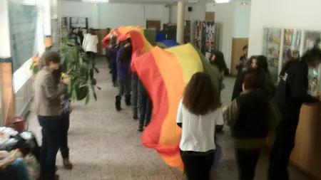 Paradă pentru homosexuali într-un liceu din Bucureşti. Inspectoratul Şcolar a deschis o anchetă
