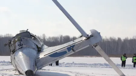 Accident aviatic în Ucraina: Un avion s-a prăbuşit la aterizare. Cel puţin cinci persoane au murit