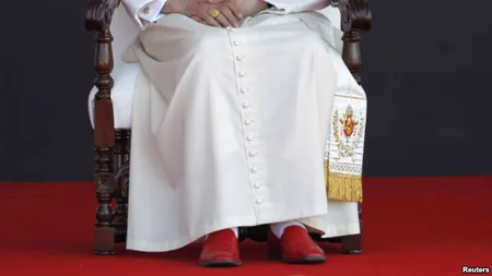Papa Benedict al XVI-lea a renunţat şi la pantofii roşii. Ce va purta în loc