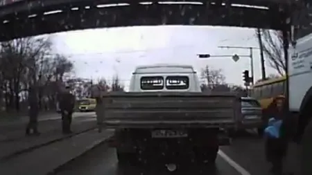 Cea mai NOROCOASĂ femeie din lume: A scăpat la milimetru de a fi călcată de două camioane VIDEO