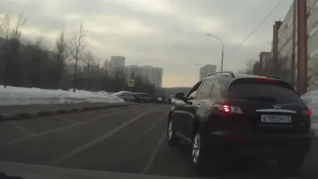 Scoate arma în trafic, dar uită să tragă frâna de mână la maşină. Vezi isprava unui şofer nervos