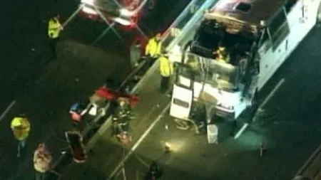 Un autocar cu liceeni, implicat într-un accident, în SUA. 33 de persoane au fost rănite VIDEO