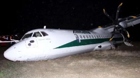 Piloţii avionului Carpatair care a ieşit de pe pistă la Roma sunt cercetaţi de italieni