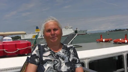 Turistă la 78 de ani: Vând miez de nucă, scutesc banul şi mai fac de-o călătorie