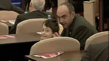 Deputatul babysitter care şi-a adus copilul în plenul Parlamentului:N-am avut cu cine să-l las VIDEO