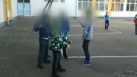 Fenomenul Harlem Shake degenerează la Cluj. Elevii de clasa a VII îşi arată fundul VIDEO