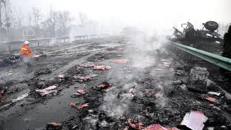 China: Cel puţin 26 de morţi după ce un camion cu petarde a explodat, provocând prăbuşirea unui pod