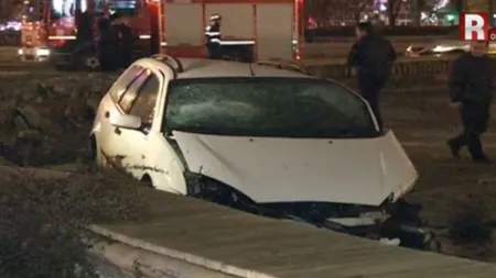 Accidente în Bucureşti. Un şofer a ajuns cu maşina într-o fântâna arteziană VIDEO