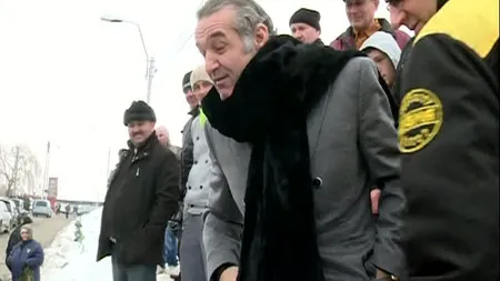 Gigi Becali, în centrul atenţiei la înmormântarea lui Dumitru Sechelariu VIDEO