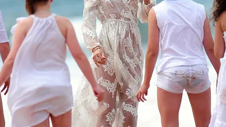 Supermodelul Miranda Kerr şi-a arătat lenjeria intimă, în timp ce făcea roata pe plajă FOTO
