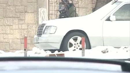Bombă, găsită sub o maşină într-o parcare din Târgu Mureş. Autoturismul aparţine unei femei