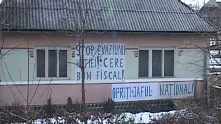 Copleşit de necazuri, un bărbat şi-a pus banere cu nemulţumirile lui pe pereţii casei VIDEO