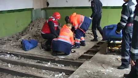 Doi bărbaţi din Cernavodă, la spital, după ce podeaua unei clădiri dezafectate s-a surpat VIDEO