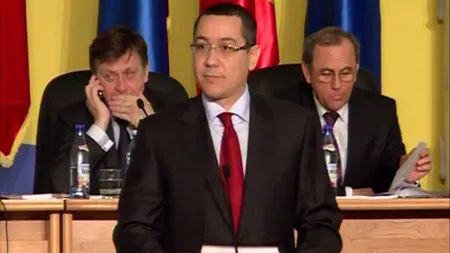 Ce făcea Crin Antonescu în timp ce Victor Ponta îşi susţinea discursul în Parlament VIDEO