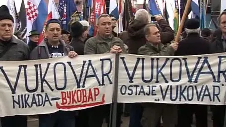 Peste 20.000 de croaţi au cerut, în stradă, renunţarea la introducerea alfabetului chirilic sârb