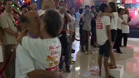 Cadou de Valentine's Day. Thailandezii vor să doboare recordul mondial la cel mai lung sărut VIDEO