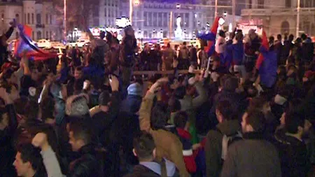 Fanii roş-albaştri au sărbătorit în Piaţa Univesităţii VICTORIA ISTORICĂ a Stelei VIDEO