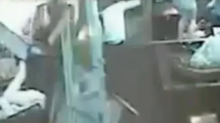 Un şofer a intrat cu maşina într-un bar VIDEO