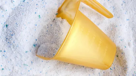 Experţii avertizează: Detergenţii de rufe care conţin înălbitor sunt TOXICI pentru organism