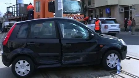 ACCIDENT GRAV în Capitală: Două persoane au fost rănite după ce maşinile în care se aflau s-au lovit