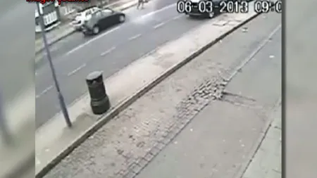 O fetiţă a scăpat cu viaţă după ce a fost lovită de o maşină şi aruncată sub un autobuz VIDEO