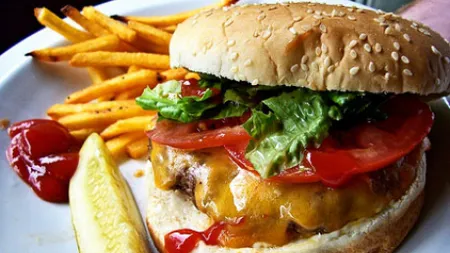 Crezi că nu îngraşă, dar are MAI MULTE CALORII decât un meniu fast-food