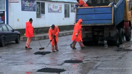 Lucrare de mântuială: Au asfaltat gropile de pe centura oraşului Huşi în timp ce afară ploua VIDEO