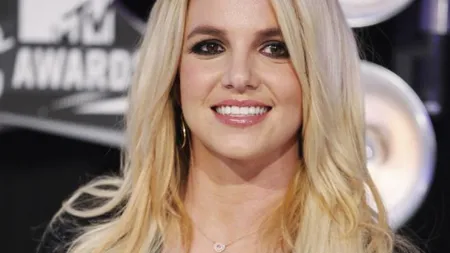 Britney Spears şi-a schimbat din nou look-ul. Care i se potriveşte mai bine? FOTO