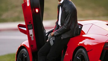 Chris Brown, foarte tandru cu o tânără atrăgătoare. Şi nu este Rihanna FOTO