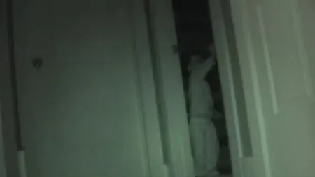 Părinţii l-au filmat noaptea: Ce face un puşti de doi ani când crede că nu-l vede nimeni VIDEO