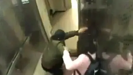 O fetiţă a luat la bătaie un bărbat care a vrut să o agreseze în lift VIDEO