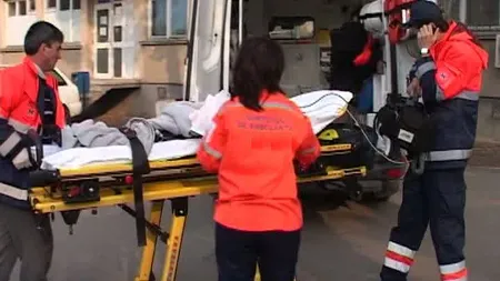 O tânără a scăpat MIRACULOS cu viaţă după o căzătură de la etajul 8 al unui bloc
