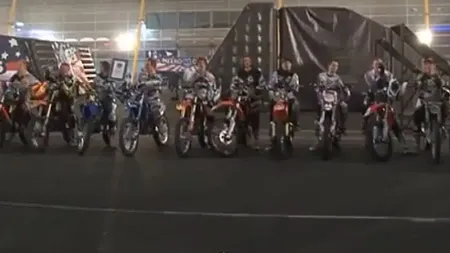 Motociclişti intraţi în Cartea Recordurilor după un SALT PERICULOS: S-au dat simultan pe spate VIDEO