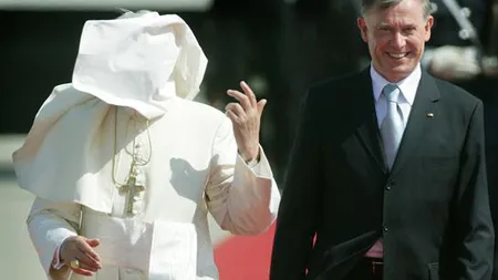 Veşmântul papal, o mare bătaie de cap. Topul imaginilor în care hainele Papei n-au stat la locul lor