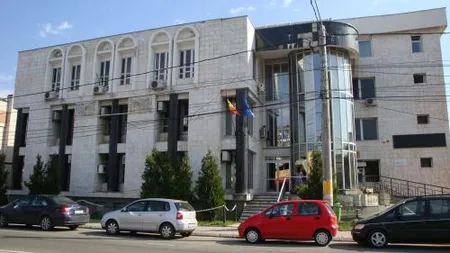 Statul îl confundă de 20 de ani cu vărul său. Povestea bătrânului care îşi cere pensia în instanţă