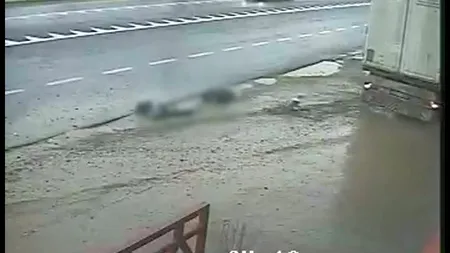 Primele imagini de la accidentul din Buzău. Indiferenţa românilor în faţa tragediei VIDEO