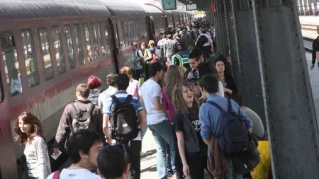 Sute de români îşi petrec vacanţa pe litoral. Trenurile spre mare sunt supraaglomerate