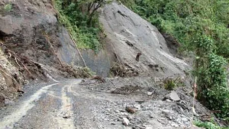 Traficul rutier perturbat pe patru drumuri din Mehedinţi, din cauza alunecărilor de teren