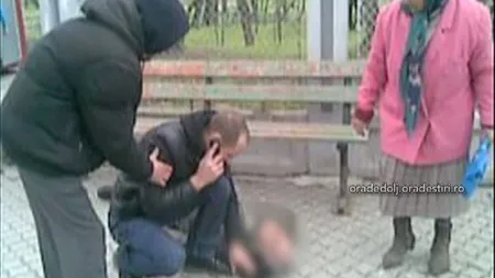 Bătrânul bătut de un tânăr într-o staţie de autobuz din Craiova a murit