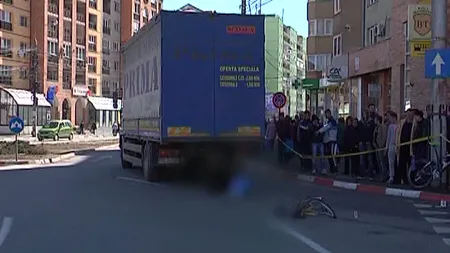 Un biciclist a fost lovit mortal de camionul unei şcoli de şoferi VIDEO