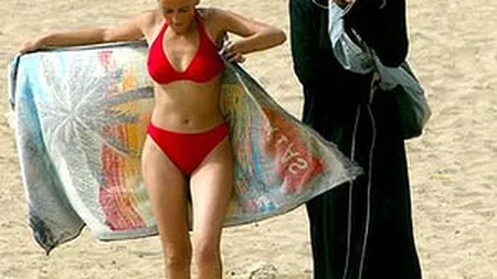 Vacanţă cu restricţii în EAU: Bikini şi slipul bărbătesc, amendate pe plajă
