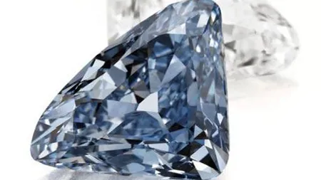 Un diamant albastru rar s-a vândut la licitaţie cu preţul-record de 9,5 milioane de dolari