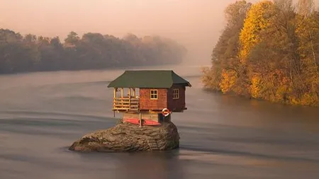 Cel mai INTIM loc din LUME: Casa din mijlocul râului FOTO