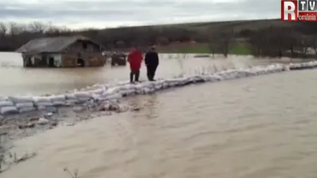 MAI: Nu sunt persoane izolate din cauza inundaţiilor, la Lopătari se poate ajunge pe jos