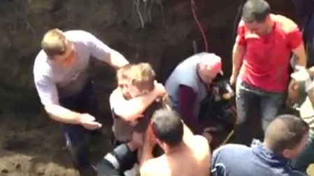 Moment emoţionant: Copilul de trei ani căzut la 15 metri în fântână s-a întors acasă VIDEO