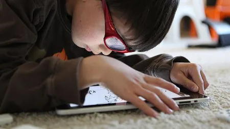 Copiii, dependenţi de iPad: De ce nu este bine să stea ore întregi în faţa tabletelor