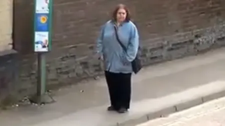 FUNNY: Ce face o femeie în timp ce aşteaptă autobuzul VIDEO