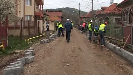 CA LA NOI LA NIMENI. Le-au înălţat strada, dar i-au blocat în curte VIDEO