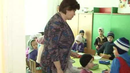 Sute de copii din Iaşi învaţă la o grădiniţă improvizată într-un apartament VIDEO